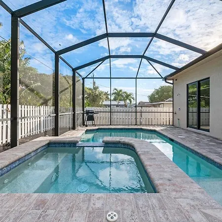 Luxe Home 1Mile Vanderbilt Beach, Pool Spa Bbq